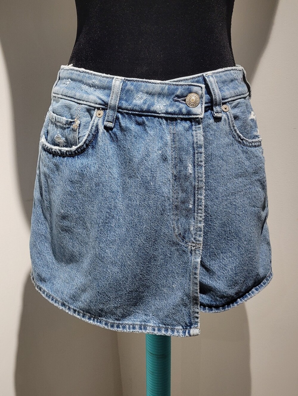 American Eagle Women's Stretch Distressed Denim Mini Mom Skort 6 Blue Casual